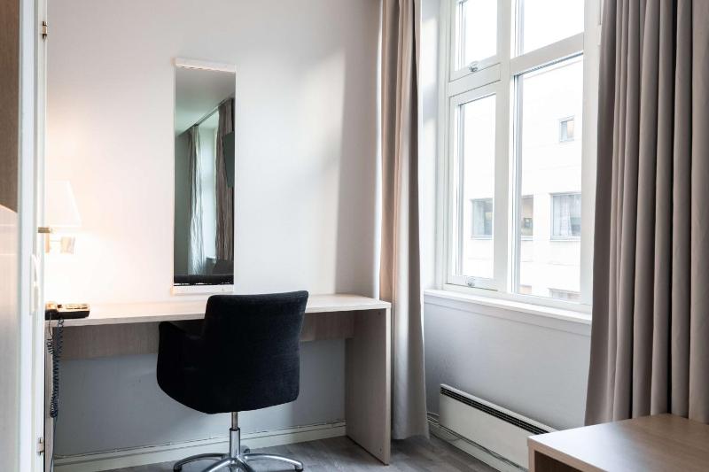 Standard Twin Room image 1