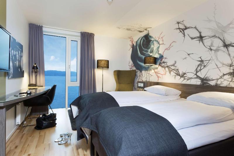 Standard Twin Room image 4