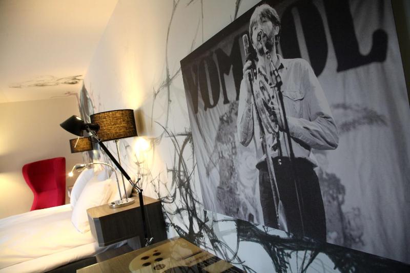 Superior Queen Room image 3
