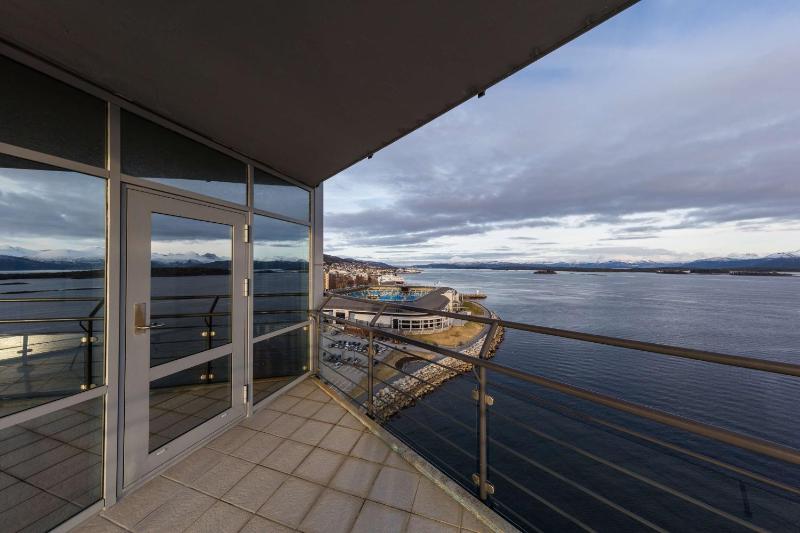Superior King Room with Balcony image 3