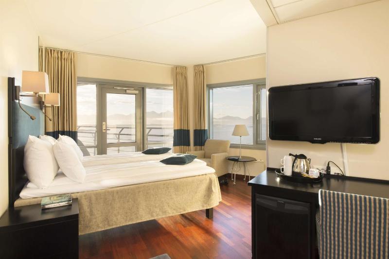 Superior King Room with Balcony image 4