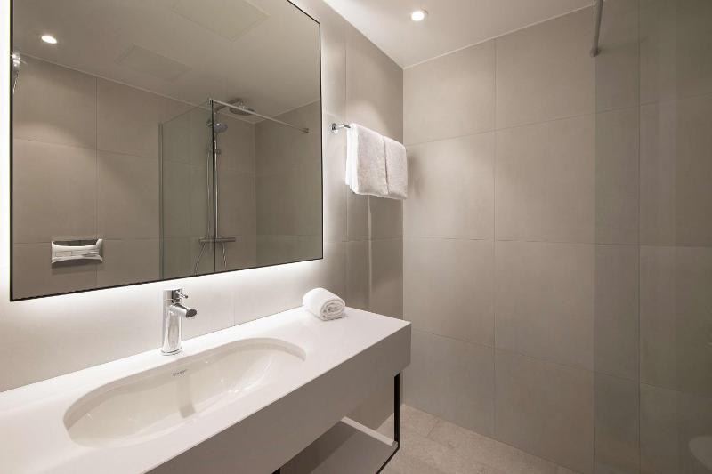 Standard Twin Room image 3