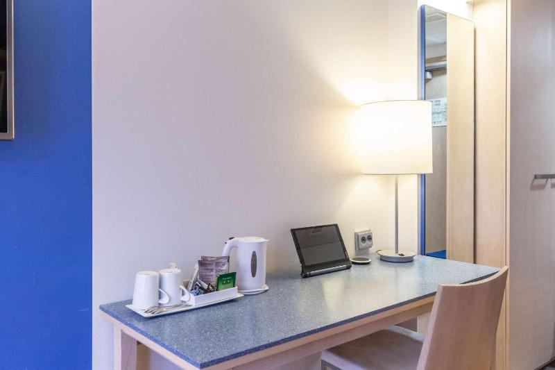 Standard Twin Room image 3