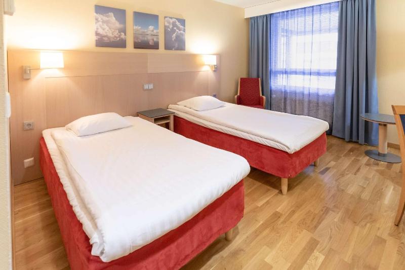 Standard Twin Room image 3