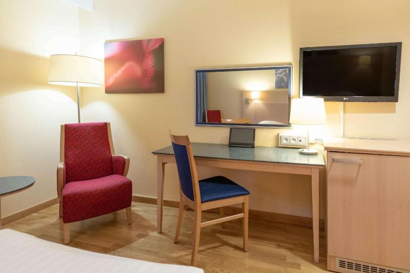 Standard Twin Room image 1