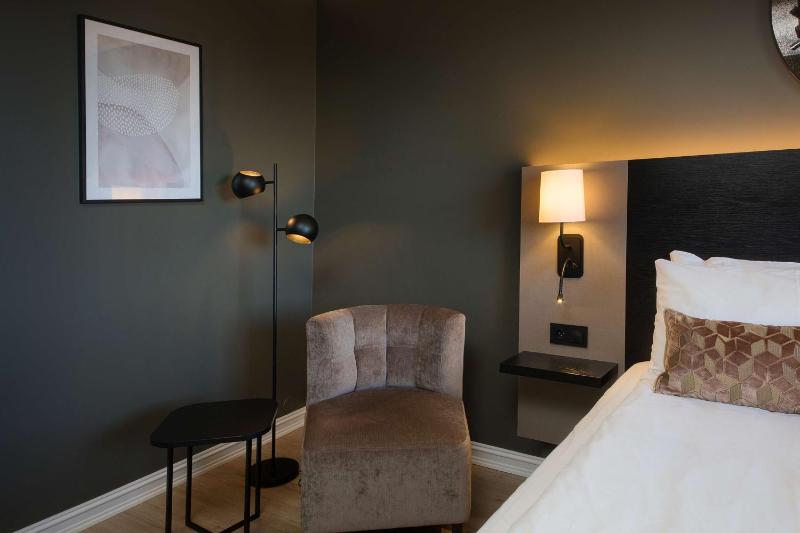 Superior Twin Room image 3