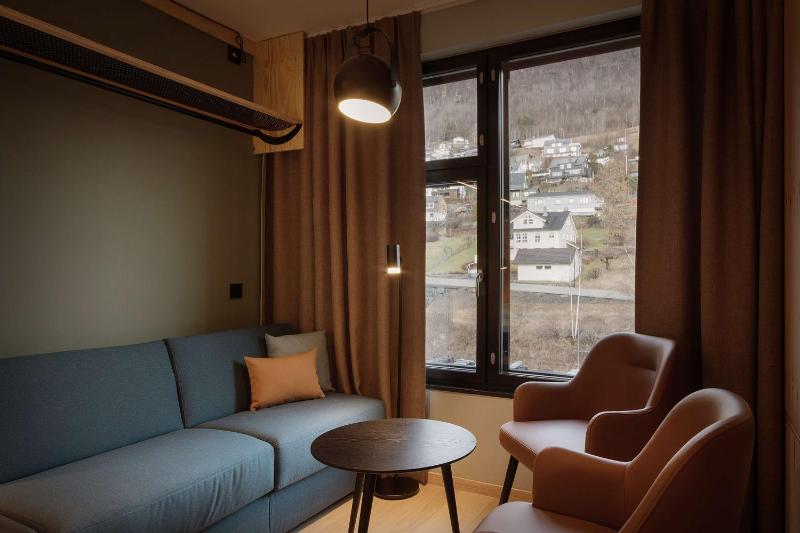Standard Twin Room image 3