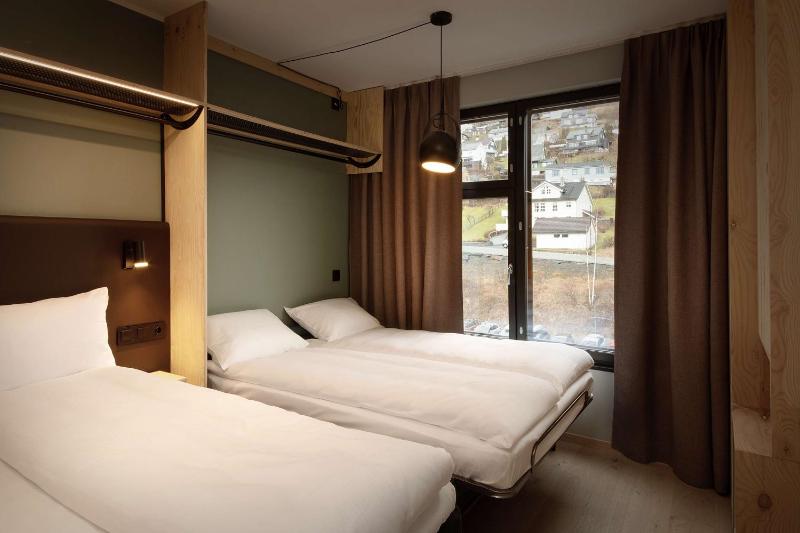 Standard Twin Room image 1