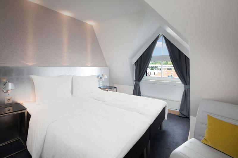 Standard Twin Room image 1