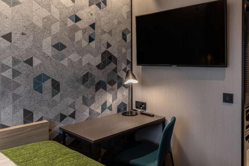 Standard Queen Room image 4