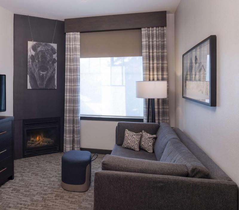 Non-Smoking Queen Suite with Fireplace image 3