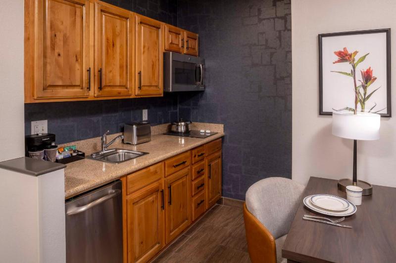 One Bedroom Suite with Two Double Beds image 2