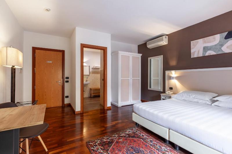 Deluxe Double Room image 1