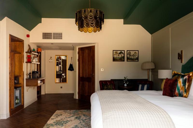 Superior King Room image 3