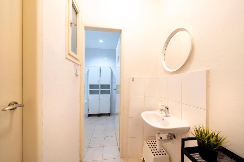 Four-Bedroom Apartment with Balcony  image 2