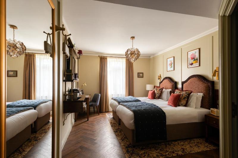 Deluxe Twin Room image 1
