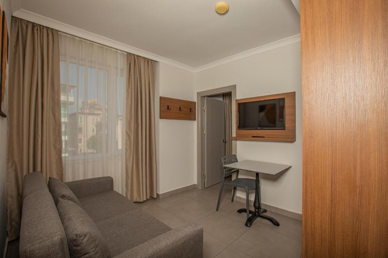Junior Suite with Balcony (A/C included) image 4