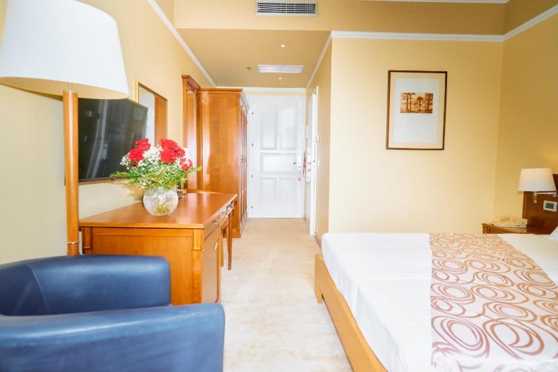 Standard Twin Room image 1