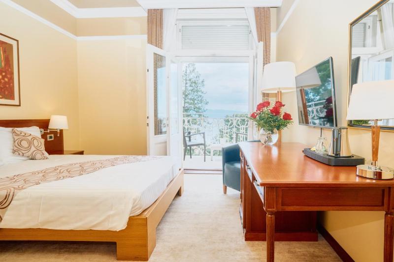 Deluxe Twin Room with Balcony - Sea Side image 2