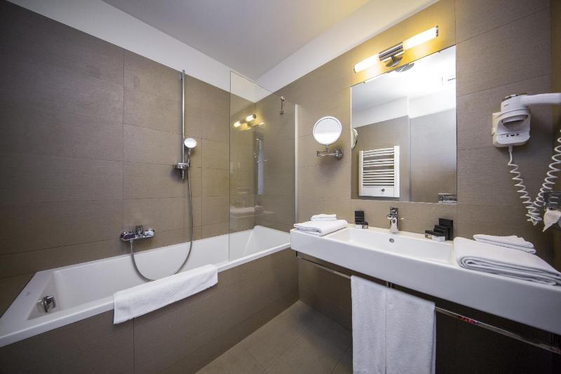 Standard Twin Room image 4