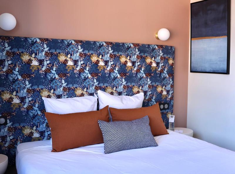 Comfort Queen Room with Extra Single Bed image 1