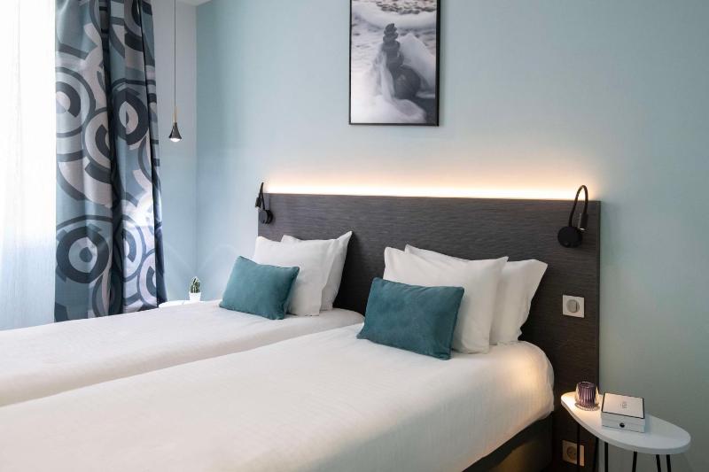 Deluxe Twin Room image 1