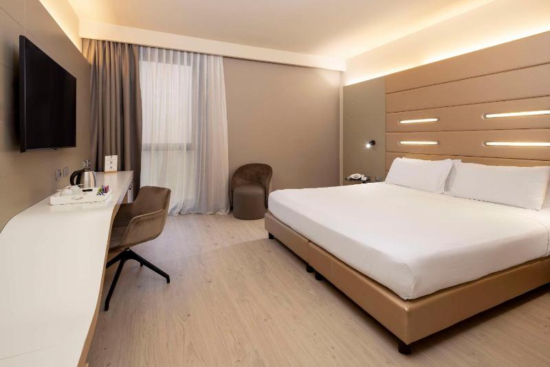 Standard Double Room image 3