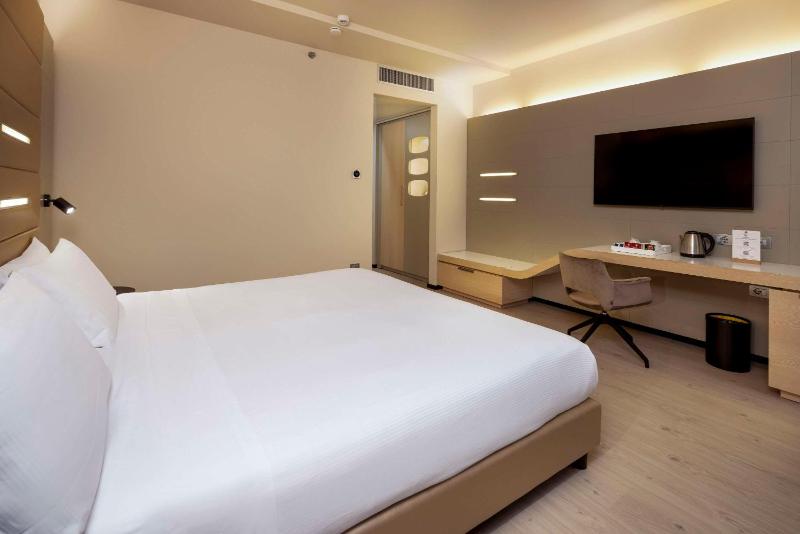 Standard Double Room image 4