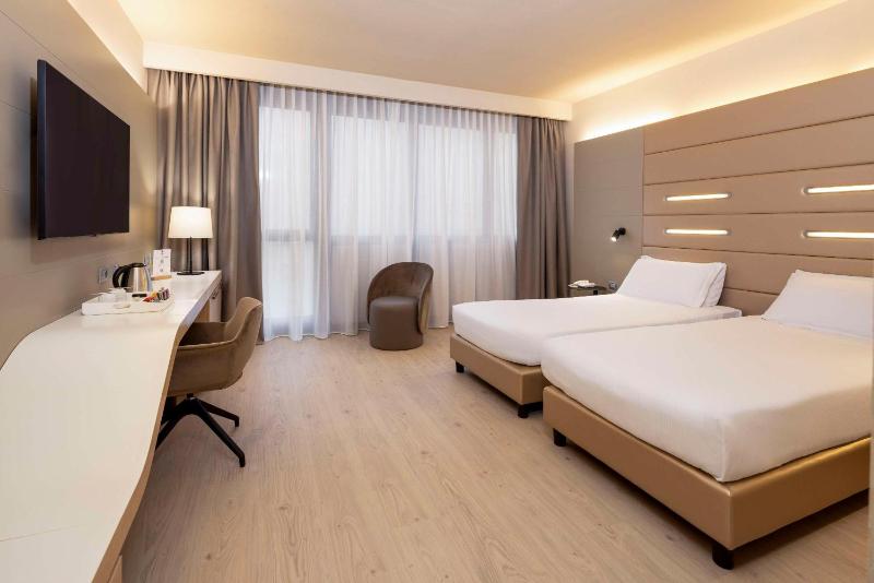 Standard Twin Room image 1