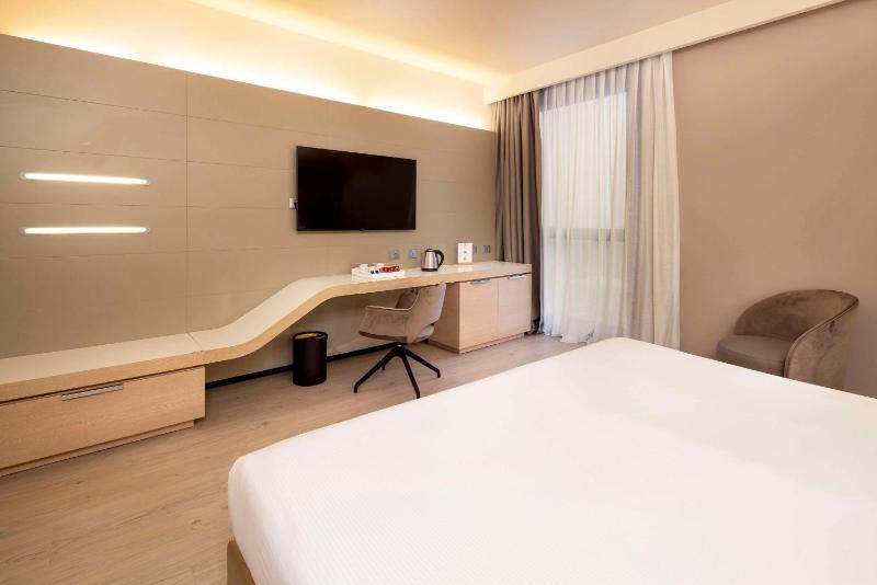 Standard Twin Room image 4