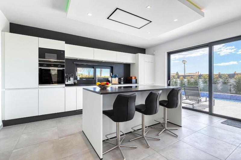 Manatee - Modern & Luxurious villa - image 6