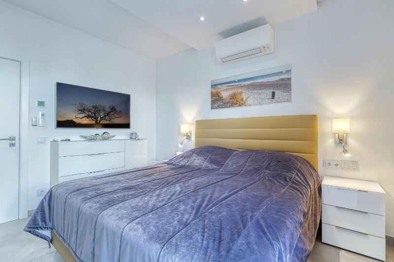 Manatee - Modern & Luxurious villa - image 10