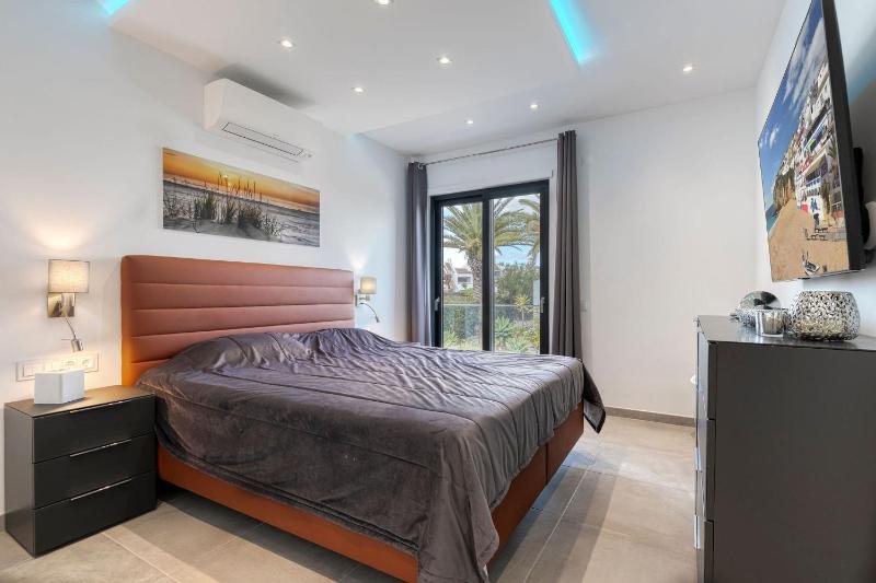 Manatee - Modern & Luxurious villa - image 24