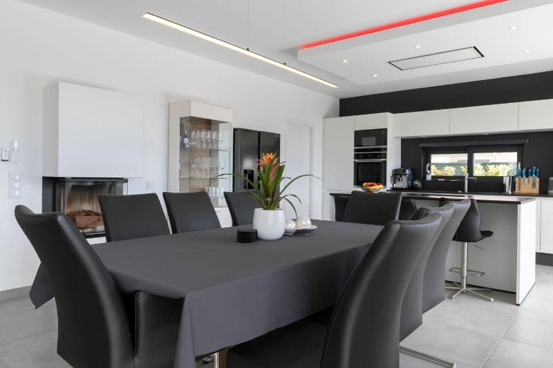 Manatee - Modern & Luxurious villa - image 2