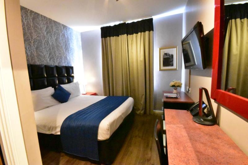 Standard Double Room image 3