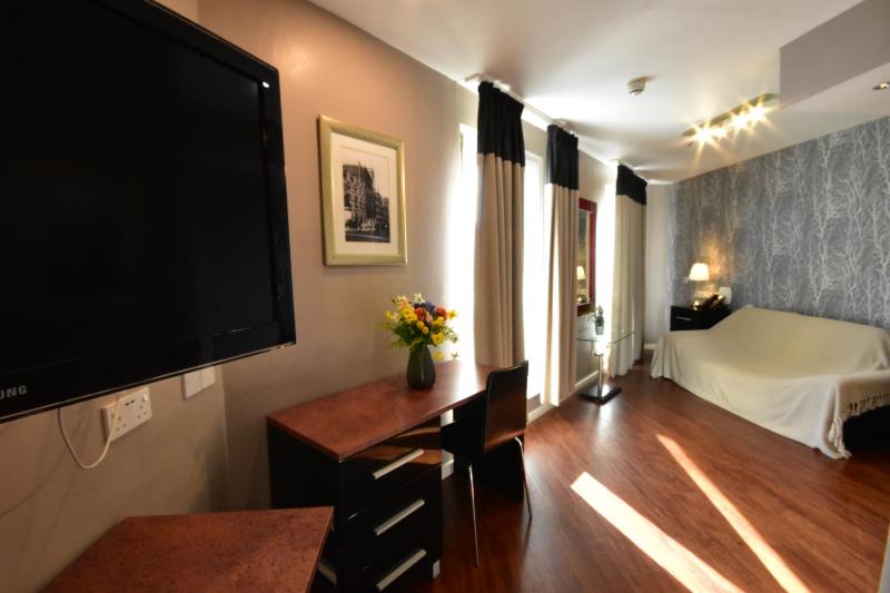 Superior King Room image 3