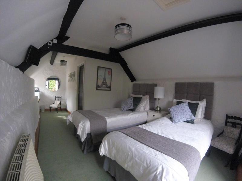 Twin Room with Private Bathroom image 1