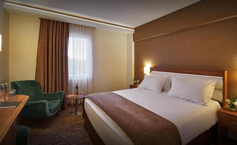Standard Double or Twin Room image 4