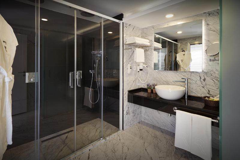 King Suite image 2