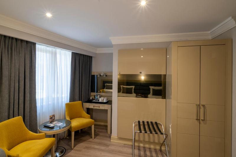 Standard Triple Room image 4