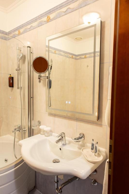 Standard Double or Twin Room image 2