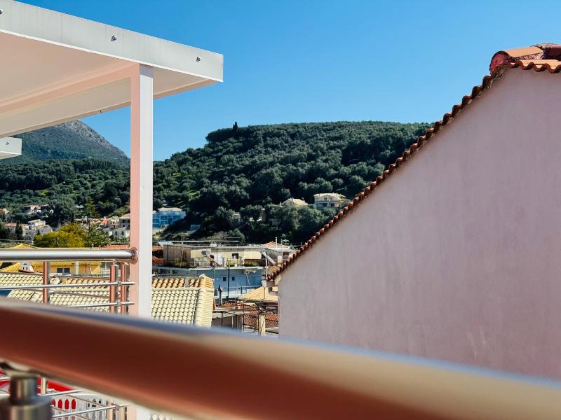Deluxe Double Room with Balcony image 4