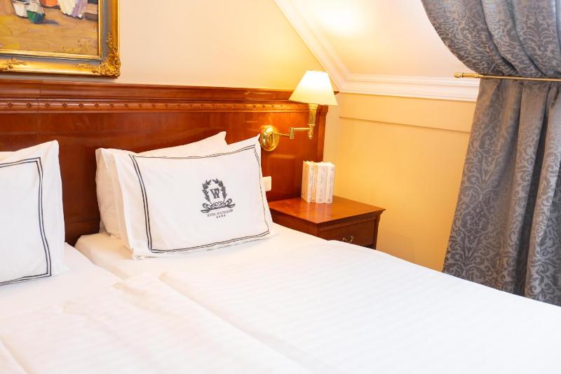 Double or Twin Room image 4