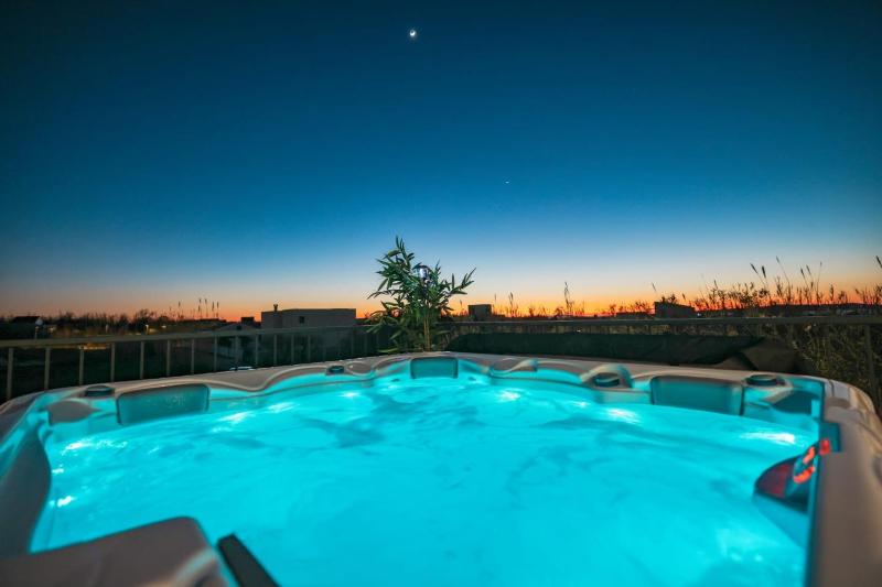 CROWONDER Villa Bura with Heated Swimming Pool and Jacuzzi - image 25