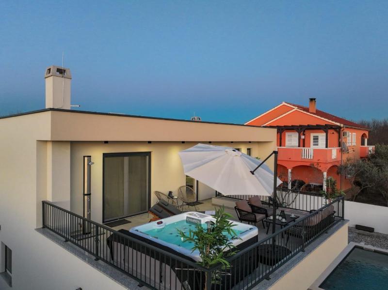 CROWONDER Villa Bura with Heated Swimming Pool and Jacuzzi - image 15