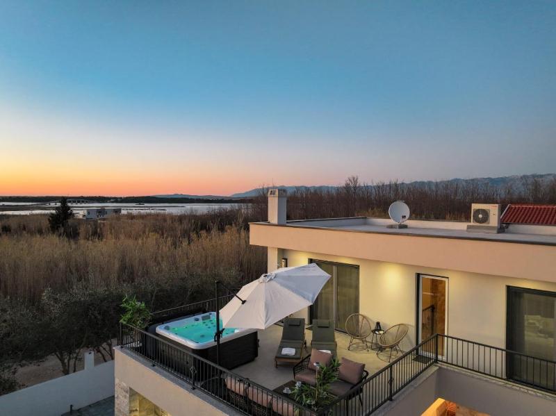 CROWONDER Villa Bura with Heated Swimming Pool and Jacuzzi - image 14