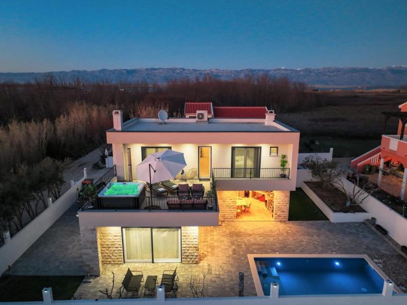 CROWONDER Villa Bura with Heated Swimming Pool and Jacuzzi - image 26