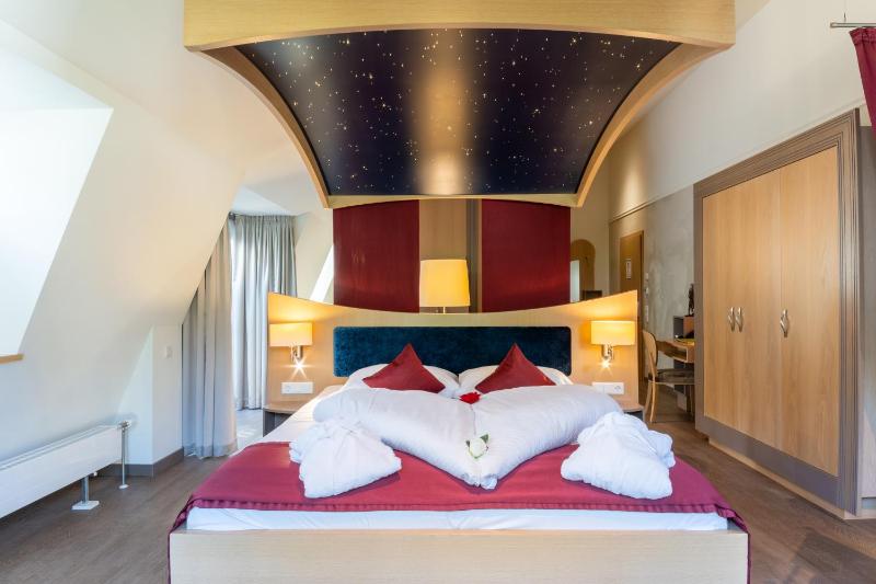 Romantic- Suite Superior with castle view and air condition   image 4