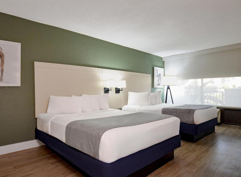 Queen Room with Two Queen Beds - Non-Smoking image 4