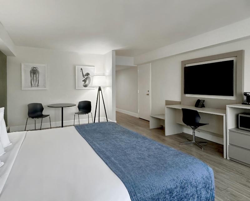 Tower King Room - Non-Smoking image 3